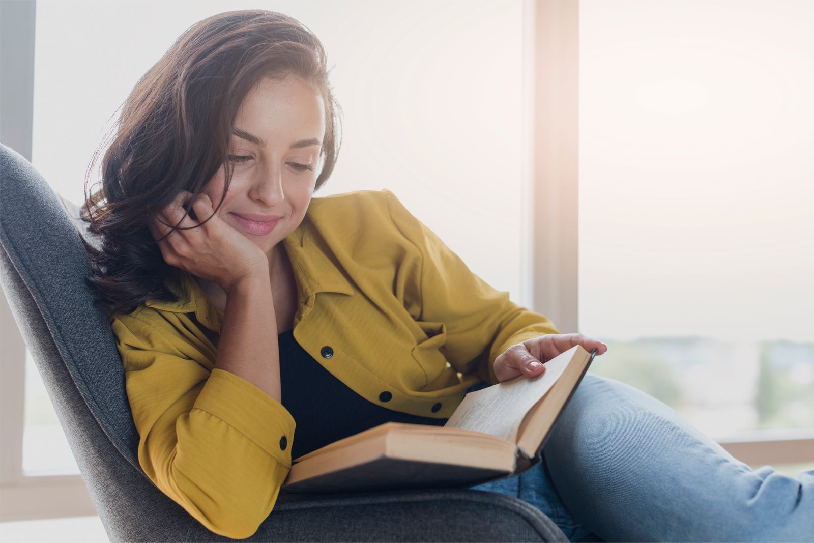 Mulher lendo livro com visão nítida, sem óculos